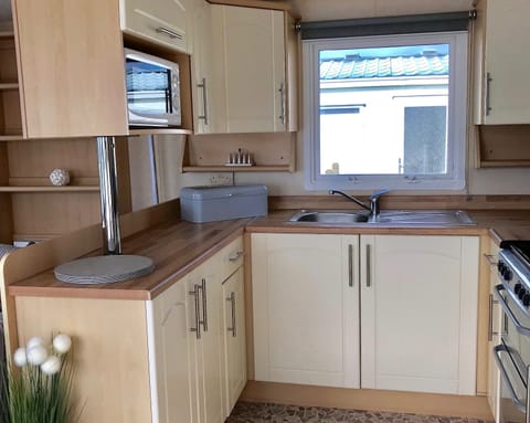 Cabin | Private kitchen | Fridge, microwave, oven, stovetop