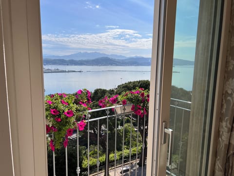 Deluxe Double Room, Sea View (Byron) | Egyptian cotton sheets, premium bedding, minibar (free items)