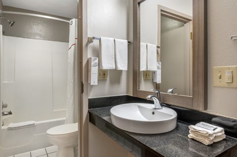 Superior Room, 1 King Bed, Non Smoking | Bathroom | Combined shower/tub, towels