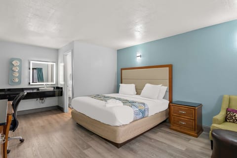 Room, 1 King Bed, Non Smoking | Free WiFi, bed sheets