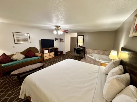 Standard Suite, 1 King Bed, Non Smoking, Hot Tub | Free WiFi