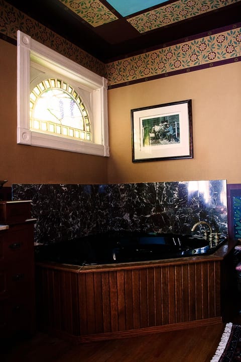 Deluxe Room, 1 Queen Bed | Jetted tub