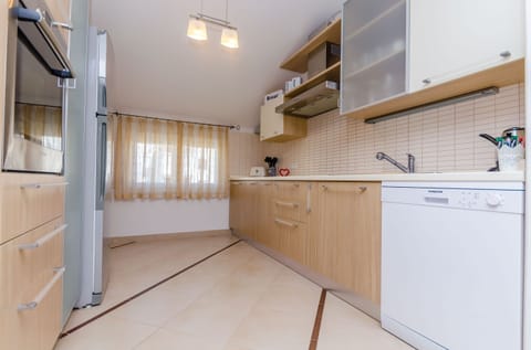 Apartment (A1) | Private kitchen | Fridge, oven, stovetop, dishwasher