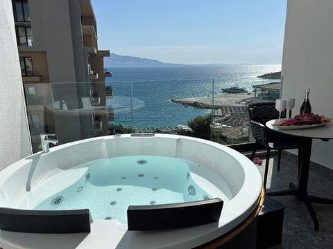 Queen Room with Jacuzzi and Sea View | Egyptian cotton sheets, premium bedding, Select Comfort beds, minibar