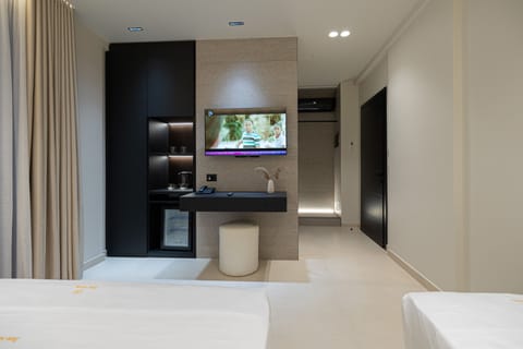 Desk, soundproofing, free WiFi