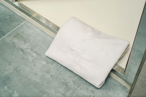 Deluxe Room, Non Smoking | Bathroom amenities | Shower, hydromassage showerhead, hair dryer, slippers