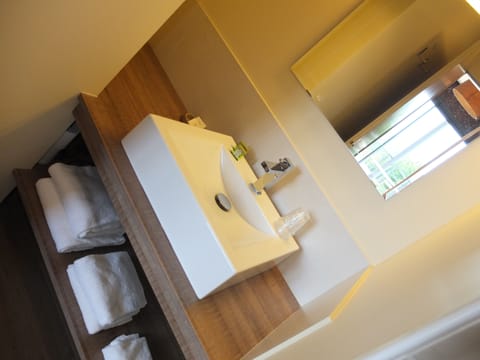 Standard Quadruple Room | Bathroom | Shower, free toiletries, hair dryer, towels