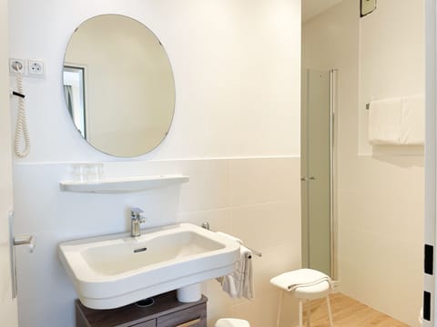 Standard Double Room | Bathroom | Shower, hair dryer