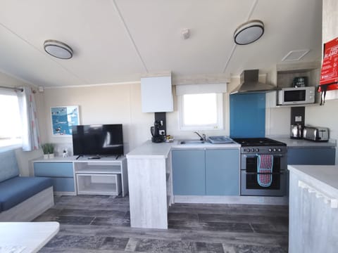 Chalet | Private kitchen | Fridge, microwave, oven, stovetop