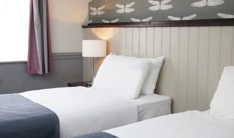 Twin Room | Desk, laptop workspace, blackout drapes, iron/ironing board