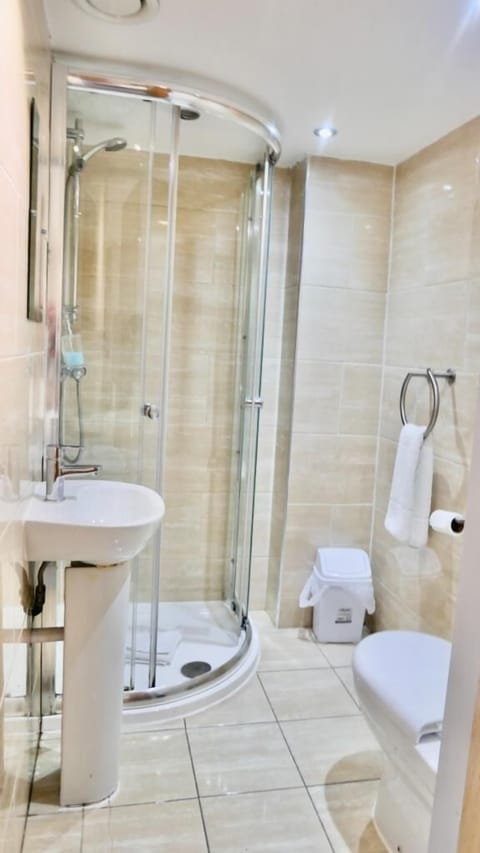 Economy Quadruple Room | Bathroom | Combined shower/tub, free toiletries, hair dryer, towels