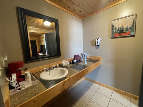 Standard Single Room, 1 Queen Bed | Bathroom | Free toiletries, hair dryer, towels, soap