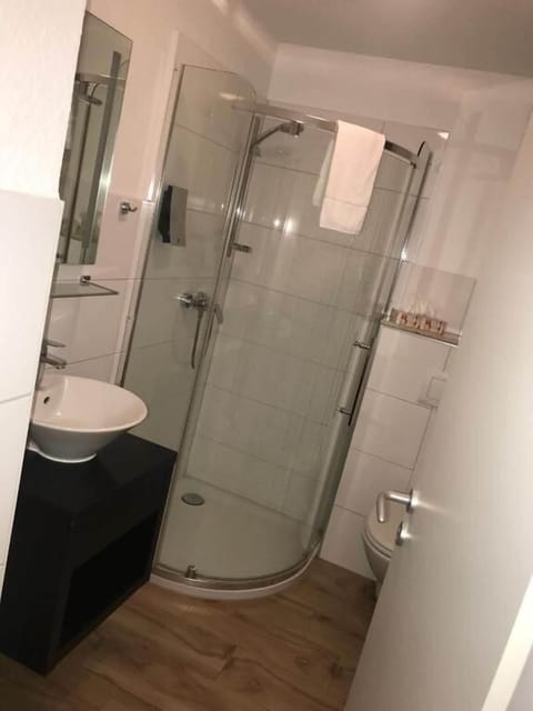 Comfort Double Room, Non Smoking | Bathroom | Shower, free toiletries, hair dryer, slippers