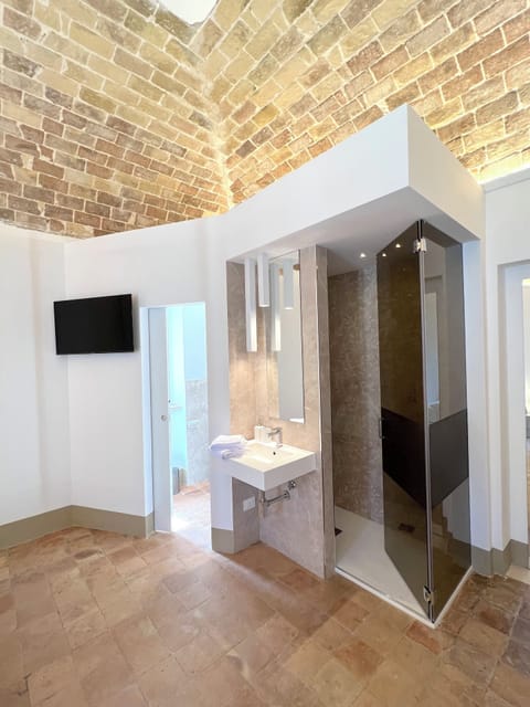 Comfort Triple Room | Bathroom | Shower, free toiletries, hair dryer, bidet