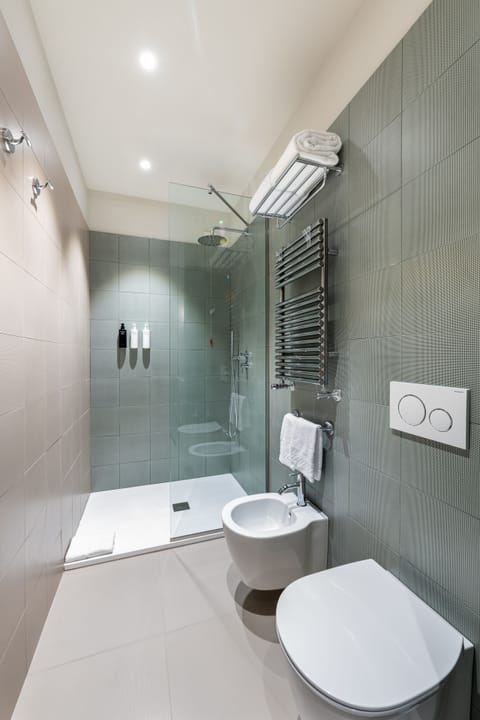 Superior Room, Courtyard View | Bathroom | Shower, rainfall showerhead, free toiletries, hair dryer