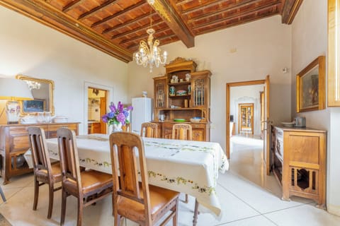 Panoramic Villa, Garden View | Dining room