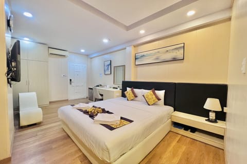 VIP King | Desk, blackout drapes, soundproofing, free WiFi