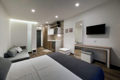 Basic Studio | In-room safe, desk, blackout drapes, soundproofing