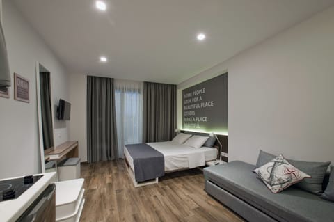 Basic Studio | In-room safe, desk, blackout drapes, soundproofing