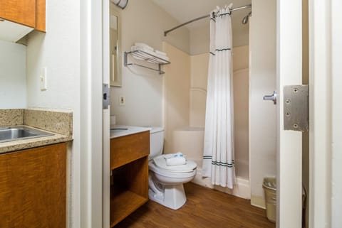 Combined shower/tub, free toiletries, towels