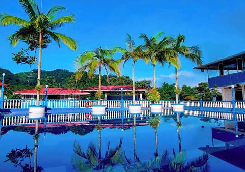 4 outdoor pools