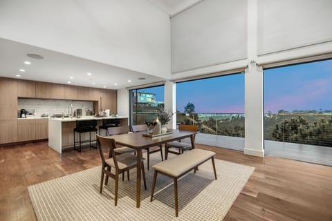 Luxury House, Multiple Beds, Hot Tub, Ocean View (Summitridge) | Dining