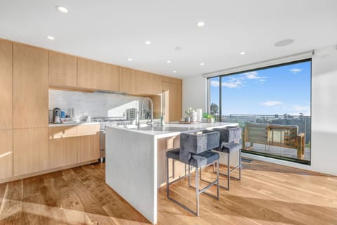 Luxury House, Multiple Beds, Hot Tub, Ocean View (Summitridge) | Private kitchen | Fridge, microwave