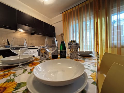 Apartment, 2 Bedrooms, Balcony, City View | Dining room