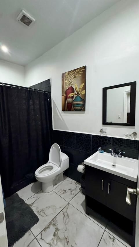 Double Room | Bathroom | Hair dryer, towels, soap, shampoo