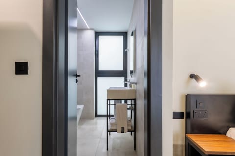 Standard Double or Twin Room | Bathroom | Shower, hair dryer, towels