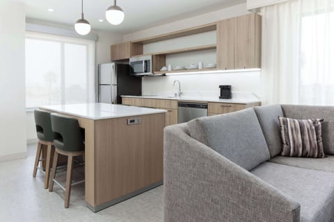 Full-size fridge, microwave, stovetop, dishwasher