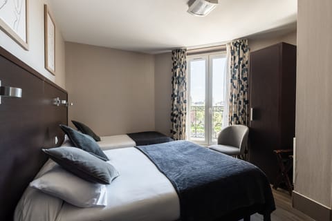 Classic Triple Room | Laptop workspace, blackout drapes, iron/ironing board, free WiFi