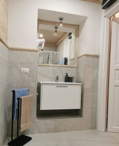 Basic Apartment, 1 Double Bed | Bathroom