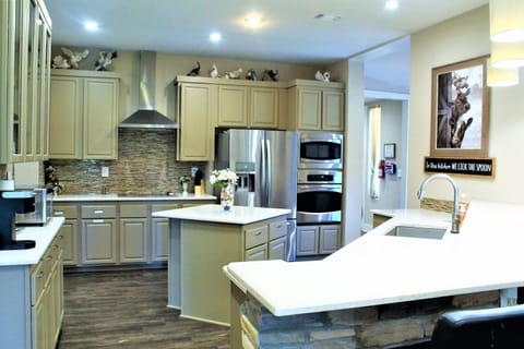 House | 4 bedrooms, desk, iron/ironing board, high-speed internet