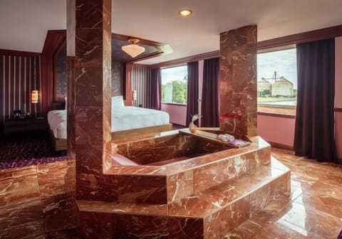 Suite, 1 King Bed, Bathtub, City View | Frette Italian sheets, premium bedding, pillowtop beds, minibar