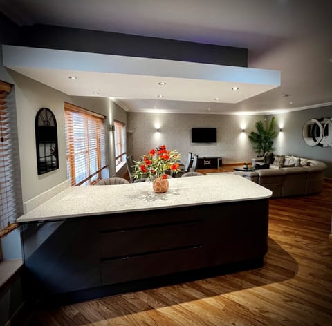 Deluxe Cottage | Living area | Flat-screen TV
