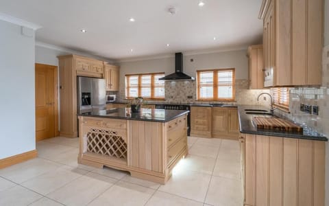 Full-size fridge, oven, electric kettle, cookware/dishes/utensils