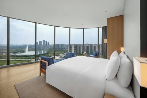 Minibar, in-room safe, blackout drapes, cribs (free)