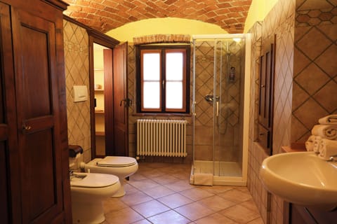 Room, Garden View | Bathroom | Free toiletries, hair dryer, bidet, towels