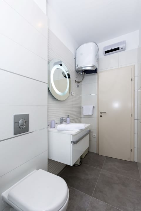 Deluxe Double or Twin Room (Plinarska 12) | Bathroom | Shower, free toiletries, hair dryer, towels