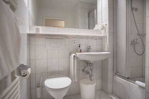 Single Room | Bathroom | Hair dryer, towels, soap, toilet paper