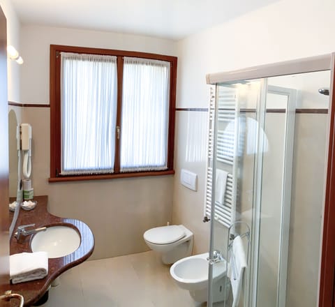 Single Room | Bathroom | Free toiletries, hair dryer, bidet, towels