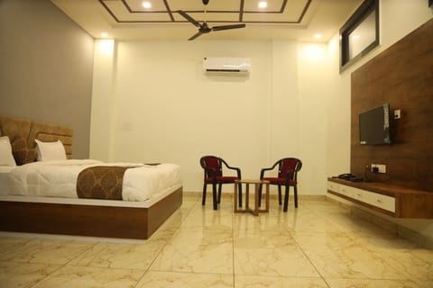 Royal Room | Desk, soundproofing, WiFi (free), bed sheets