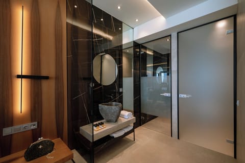 Exclusive Double Room, Sea View | Bathroom | Shower, rainfall showerhead, hair dryer, bathrobes