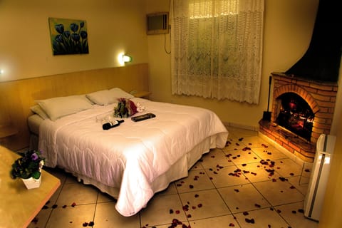 Room (Suite com Hidromassagem Individual) | Free WiFi, bed sheets