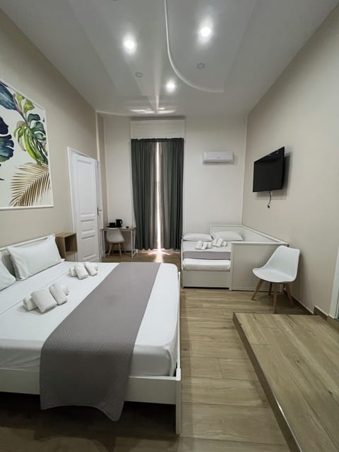 Family Room | In-room safe, desk, blackout drapes, soundproofing
