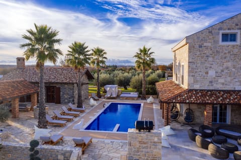 House | 8 bedrooms