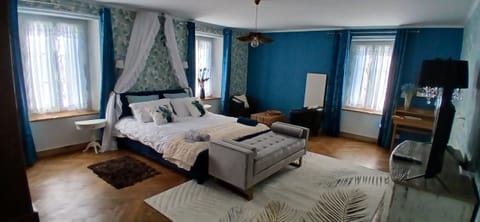 Triple Room, Multiple Beds, Non Smoking, Connecting Rooms | Minibar, individually decorated, individually furnished, blackout drapes