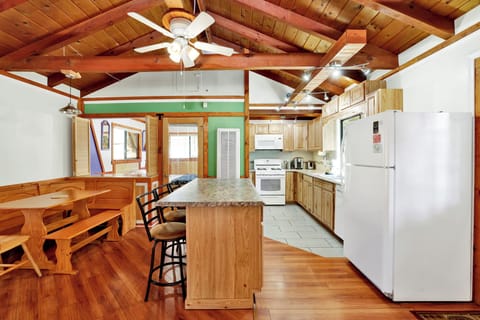 Cabin, Multiple Beds, Hot Tub, Mountain View (1929) | Private kitchen | Coffee/tea maker