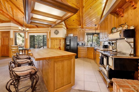 Cabin, Multiple Beds, Patio, Mountain View (2030) | Private kitchen | Coffee/tea maker